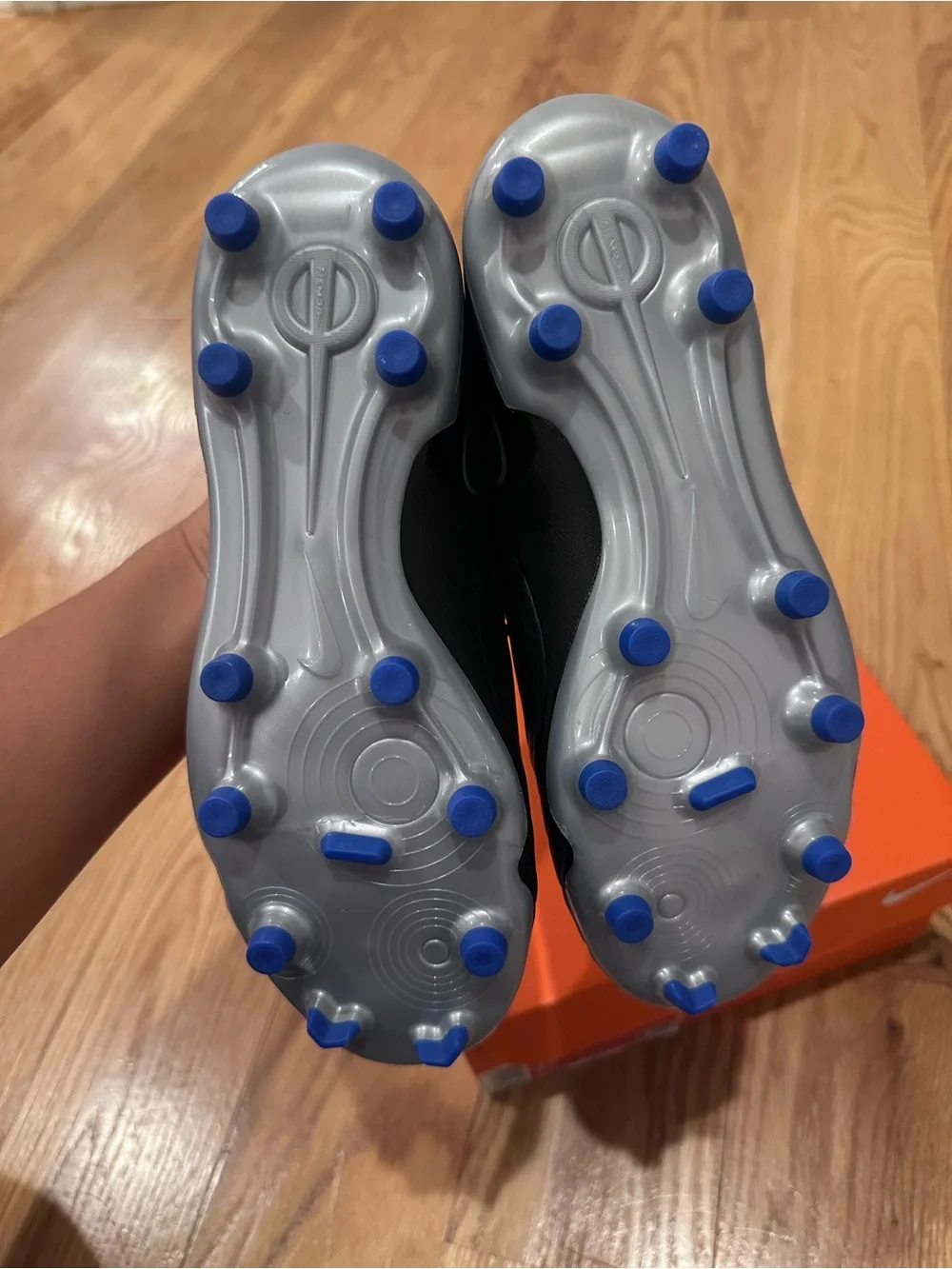 NEW IN BOX Nike Jr Legend 10 Club FG/MG youth soccer cleats 1.5Y